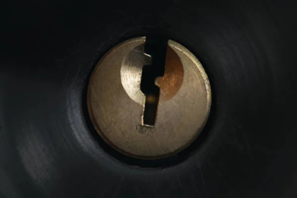 黑色金属抽象背景上的门把手钥匙孔 — 图库照片
