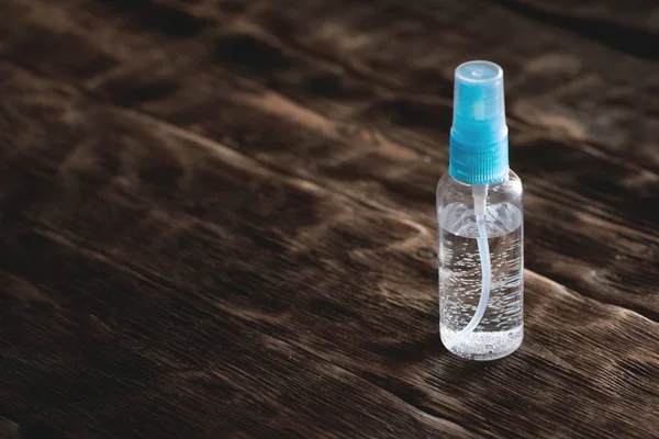 Bir kopya alanı ile bir ahşap masa arka plan şeffaf sprey şişesinde su seviyesi.