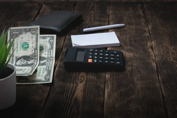 Calculadora Carteira Alguns Dólares Numa Mesa Pouco Dinheiro Falta Dinheiro — Fotografia de Stock