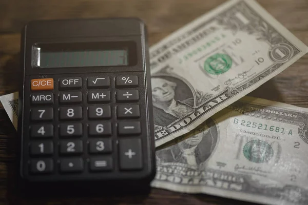 Rekenmachine Een Paar Dollar Een Tafel Strakke Geld Gebrek Aan — Stockfoto