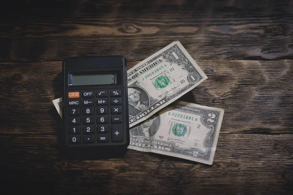 Rekenmachine Een Paar Dollar Een Tafel Strakke Geld Gebrek Aan — Stockfoto