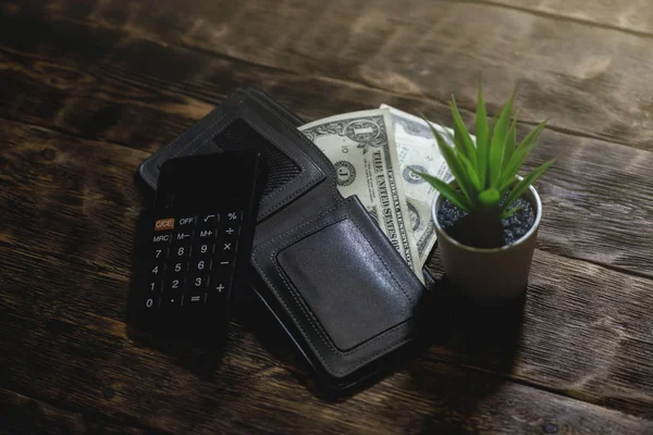 Rekenmachine Portemonnee Een Paar Dollar Een Tafel Strakke Geld Gebrek — Stockfoto