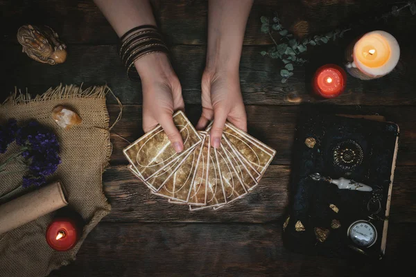 Tarotkaarten Magische Boek Fortune Teller Handen Een Houten Tafel Achtergrond — Stockfoto