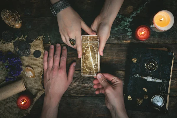 Tarotkort Magiska Boken Och Fortune Teller Händerna Träbord Bakgrund Framtida — Stockfoto