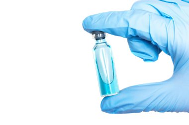 Doktor veya bilim adamı elinde mavi bir sıvıyı şeffaf şişede gösteriyor. Bir aşılama kavramı arka plan.