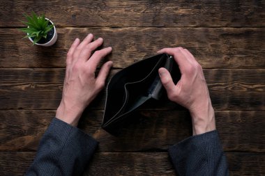 Bir office tablo arka plan üzerinde elinde boş cüzdan. Hiçbir para kavramı. Borçları. İflas.