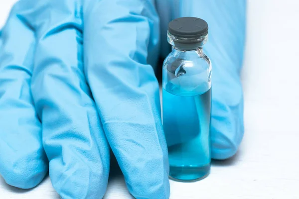 Médico Científico Está Mostrando Mano Líquido Azul Una Botella Transparente —  Fotos de Stock