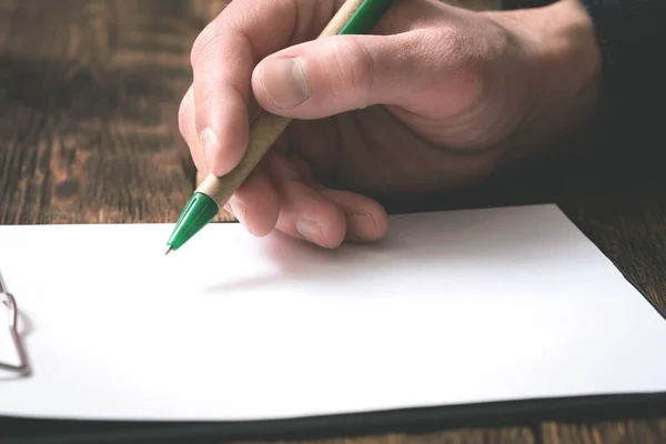Бізнесмен Підписує Чистий Документ Офісному Столі Ручкою Руці — стокове фото