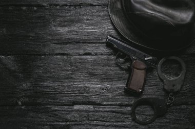 Dedektif ya da casus masası arka planda fotokopi alanı ile yatıyordu. Gizli Servis ajanı çalışma masasında..
