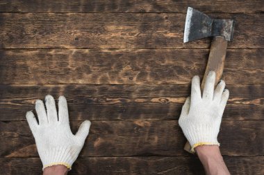 Balta bir adamın elinde tahta bir arka plan ve fotokopi alanı..