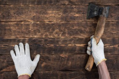 Balta bir adamın elinde tahta bir arka plan ve fotokopi alanı..