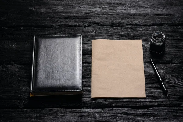 Bruin Blanco Papier Pagina Met Een Kopieerruimte Lederen Zwart Boek — Stockfoto