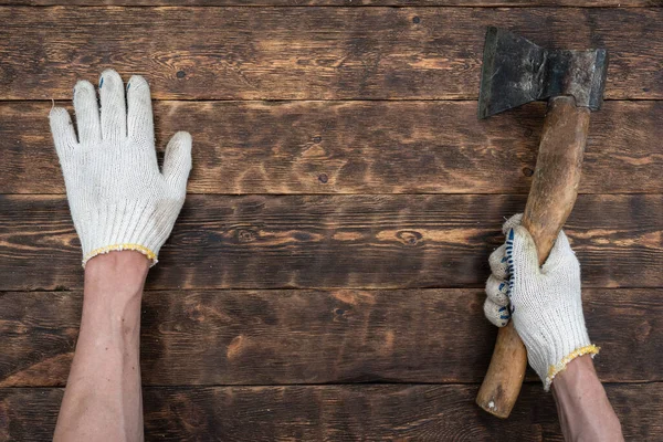 Balta bir adamın elinde tahta bir arka plan ve fotokopi alanı..