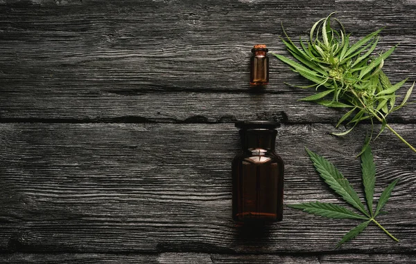 Ätherisches Cannabis Der Flasche Und Ein Grüner Stiel Mit Blättern — Stockfoto