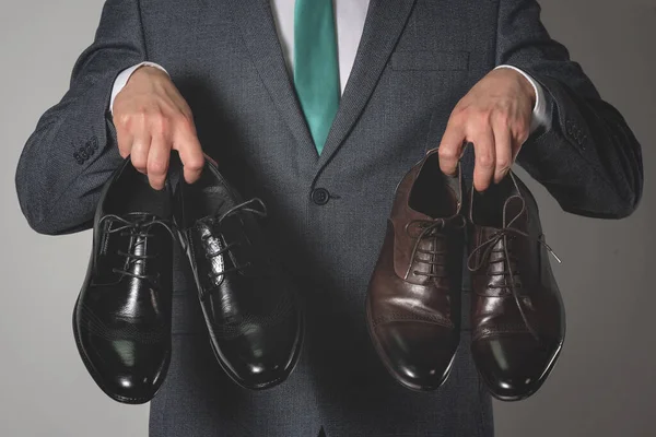 Empresário Está Escolhendo Novo Calçado Entre Sapatos Castanhos Pretos — Fotografia de Stock