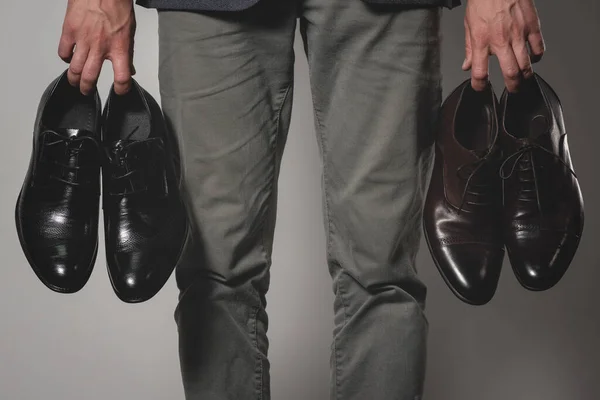 Şadamı Kahverengi Veya Siyah Ayakkabılar Arasında Yeni Bir Ayakkabı Seçiyor — Stok fotoğraf