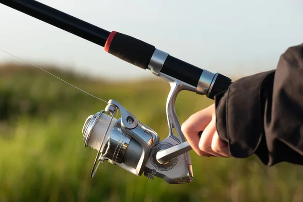 Caña Pescar Con Carrete Las Manos Cerca Pesca — Foto de Stock