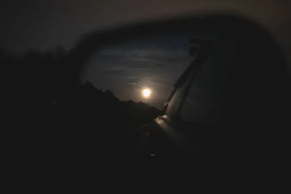 Відбиття Повного Місяця Позаду Автомобіля Дзеркальному Склі Глибоку Ніч Фото — стокове фото