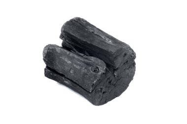 Siyah kömür beyaz arka planda izole edilmiş.