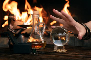 Ahşap bir masada yanan bir arka planda kristal top. Gelecek okuma konsepti.