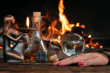 Ahşap bir masada yanan bir arka planda kristal top. Gelecek okuma konsepti.