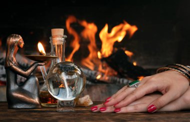 Ahşap bir masada yanan bir arka planda kristal top. Gelecek okuma konsepti.