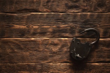 Kahverengi tahta arka planda eski paslı asma kilit ve fotokopi alanı. Çok gizli.