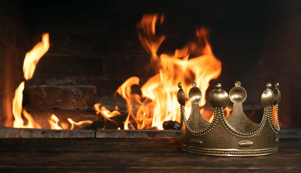 Coroa Dourada Mesa Rei Sobre Fundo Fogo Ardente — Fotografia de Stock