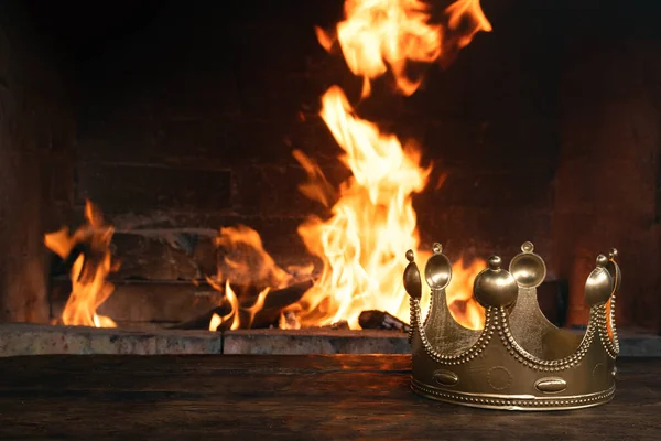 Goldene Krone Auf Dem Königstisch Vor Loderndem Feuer — Stockfoto