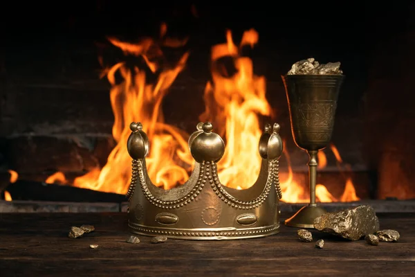 Coroa Dourada Uma Taça Cheia Ouro Mesa Rei Sobre Fundo — Fotografia de Stock