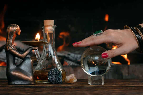 Boule Cristal Sur Une Table Bois Sur Fond Feu Brûlant — Photo