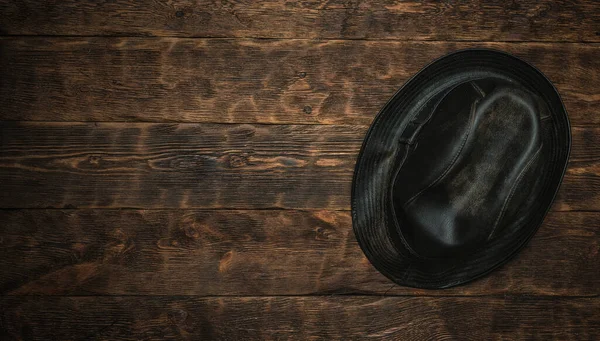 Antiguo Sombrero Cuero Negro Sobre Una Mesa Madera Marrón Plano — Foto de Stock