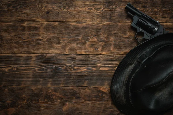 Sombrero Cuero Negro Pistola Una Mesa Madera Del Agente Detective — Foto de Stock