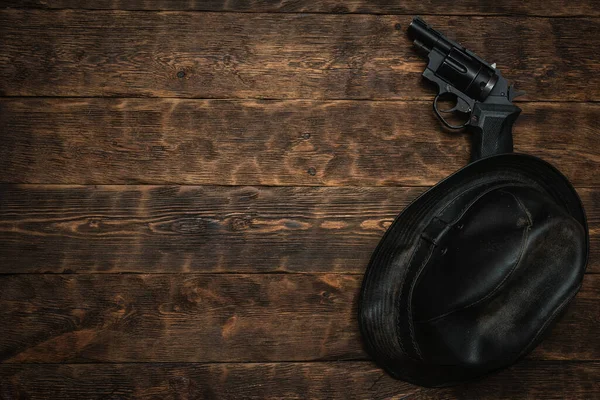 Hitam Topi Kulit Dan Pistol Meja Kayu Detektif Agen Datar — Stok Foto