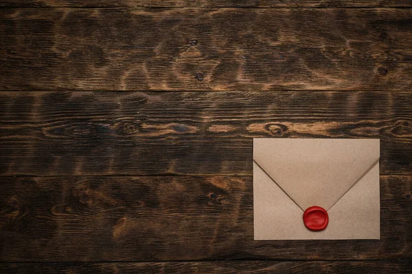 Oude Blanco Enveloppe Met Een Zegelende Wasstempel Een Bruine Houten — Stockfoto