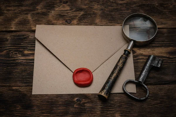 Oude Envelop Met Een Verzegelende Wasstempel Roestige Sleutel Een Vergrootglas — Stockfoto