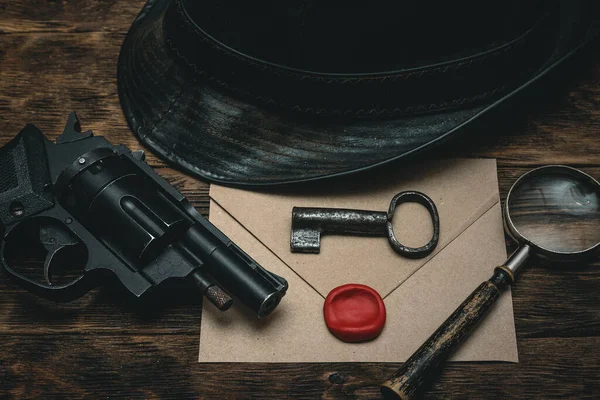 Amplop Rahasia Pistol Topi Kulit Kunci Dan Kaca Pembesar Atas — Stok Foto