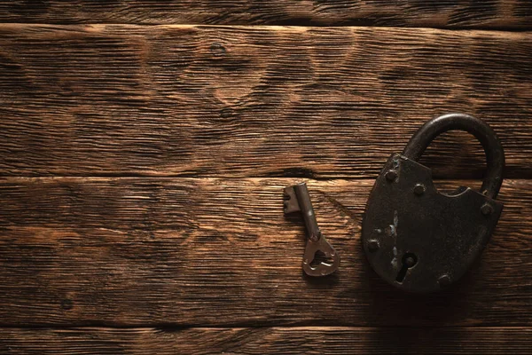 コピースペースと茶色の木の板の背景に古い錆びた南京錠 極秘事項 — ストック写真