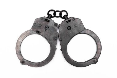 Beyaz arka planda siyah kelepçeler izole edilmiş..