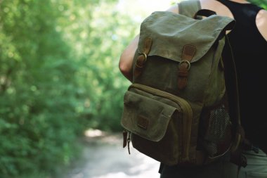 Turistin sırtındaki sırt çantası. Yakın plan..