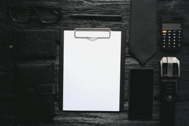 İş planı planı. Anket formu şablonu. Anlaşma ya da sözleşme. Boş beyaz kağıt sayfa, panoda bir kopya alanı ve siyah arkaplanda diğer iş adamlarının aksesuarları..