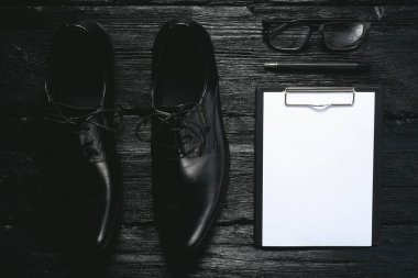 İş planı planı. Anket formu şablonu. Anlaşma ya da sözleşme. Boş beyaz kağıt sayfa, panoda bir kopya alanı ve siyah arkaplanda diğer iş adamlarının aksesuarları..