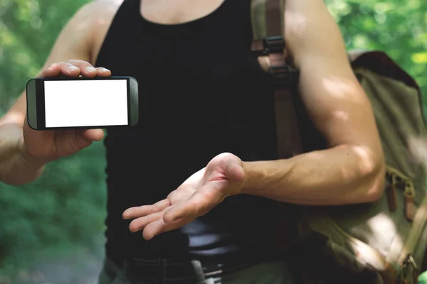 Hombre Viajero Con Una Mochila Está Sosteniendo Mano Teléfono Móvil — Foto de Stock