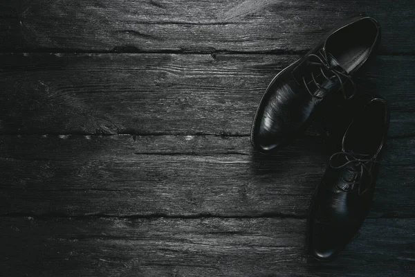 黑色的鞋子在黑色的木制地板上 具有复制空间的业务平面背景 — 图库照片