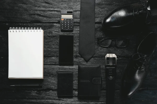 ビジネスマンアクセサリーや空白のページノートパッドと黒のテーブルの背景にペン ビジネスプランやヒントモックアップ リストテンプレートを行うには — ストック写真