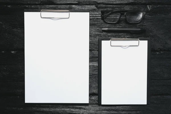 ビジネスプランのテンプレート アンケートフォームテンプレート 黒の背景にコピースペース アイグラスとペンを持つ空白の白い紙のページ — ストック写真