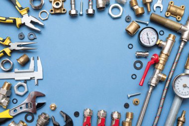 Fotokopi alanı olan düz arkaplan döşeme. Tesisatçı tezgahında çalışma araçları ve boru hattı parçaları.