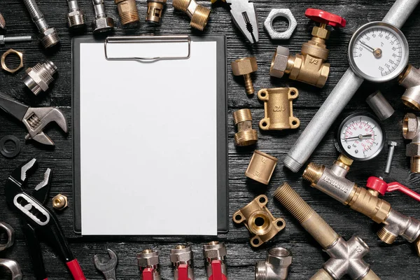 Fotokopi alanı olan düz arkaplan döşeme. İş aletleri, boru hattı ekipmanları ve tesisatçı tezgahında boş bir sayfa defteri. Liste modellemesini düzelt.