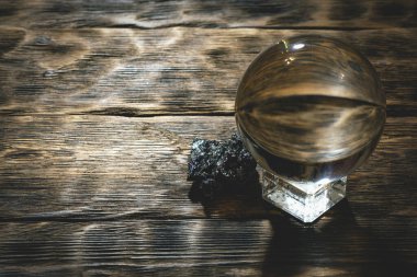 Sihirli masa arkasında kristal küre. Gelecek okuma.