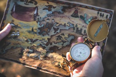 Hazine haritası ve maceracı haritasında bir pusula. Hazine avcısı kavramı.